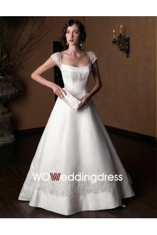 Strapless gown with cast the bride unique beauty, more attractive.
